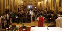 Culto ecumênico na Catedral Metropolitana teve a participação de representantes de diferentes religiões. Na frente, familiares seguraram faixas e cartazes com a foto das vítimas  Foto: Luiz Roese / Especial para Terra