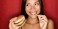 <p>Comer demais depois da academia ou nos momentos de estresse podem trazer grandes prejuízos para o corpo</p>  Foto: Getty Images 