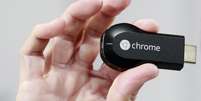 Chromecast - No mesmo evento, o Google mostrou o Chromecast, aparelho que se assemelha a um pen drive e, ligado na porta HDMI da TV, usa a rede Wi-Fi para   transferir vídeos do smartphone, tablet ou notebook diretamente para o televisor. O dispositivo funciona a partir do aplicativo do YouTube, então usuários do   iOS também podem usá-lo. Além do YouTube, o sistema funciona para exibir filmes e série do Netflix e é compatível com Android, iOS, Chrome no Windows, Mac,   Pixel e Pandora, além de Google Play Movies e Google Play Music. O aparelho é vendido nos Estados Unidos lojas por US$ 35  Foto: Reuters