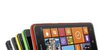 Nokia Lumia 625 - Sem tanto alarde, a Nokia anunciou também o Lumia 625, seu maior aparelho rodando Windows Phone 8. O smartphone tem tela de 4,7 polegadas, processador dual-core Snapdragon S4 de 1,2 GHz, câmera de 5 megapixels, 512 MB de RAM e 8GB de armazenamento (expansível via cartão de memória microSD). Apesar da tela grande, o aparelho tem uma configuração mais modesta que os outros da linha Lumia, tornando-o mais competitivo entre os aparelhos com tecnologia 4G LTE: 220 euros (cerca de US$ 290)  Foto: Reuters