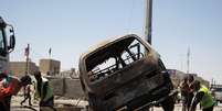 Carro destruído em atentado em Basra, no sul do Iraque  Foto: Reuters