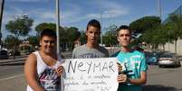 <p>Torcedores levaram cartaz em português para receber novo astro do time</p>  Foto: Tatiane Seoane / Especial