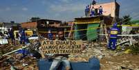 Rompimento de adutora causou a morte de uma menina de três anos e destruiu casas e veículos na zona oeste do Rio de Janeiro  Foto: Daniel Ramalho / Terra