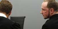 Breivik (dir.) durante o seu julgamento, em setembro do ano passado  Foto: Reuters