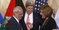 John Kerry promove cumprimento entre a ministra israelense Tzipi Livini (dir.) e o negociador palestino Saeb Erekat, em Washington  Foto: AP