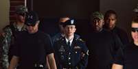 Bradley Manning deixa julgamento, depois de ter sido considerado culpado de espionagem  Foto: EFE
