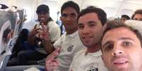 Provável titular diante do Barcelona, Montillo tirou foto com Arouca, Durval e Mena no avião  Foto: Twitter