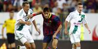 Neymar tenta passar por marcadores no final do amistoso entre Barcelona e Lechia Gdansk  Foto: Reuters