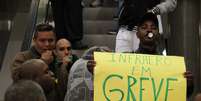 <p>Aeroportuários protestaram com apitaço na manhã desta quarta-feira no Aeroporto de Congonhas, em São Paulo</p>  Foto: Alex Falcão / Futura Press