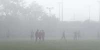 <p>Durante movimentação, mal dava para ver jogadores do Inter no gramado do CT do Parque Gigante</p>  Foto: Cristiano Silva / Cristiano Leonardo S. da Silva Jornalismo - Especial para o Terra