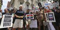 Ativistas protestam em frente ao consulado da Rússia em Nova York, na quarta-feira   Foto: AP