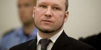 Breivik (dir.) durante o seu julgamento, em agosto do ano passado  Foto: AFP