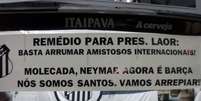 <p>Faixa da padaria A Santista critica a viagem do presidente Luis Álvaro e pede para os jovens do Santos não aliviarem para Neymar</p>  Foto: Divulgação
