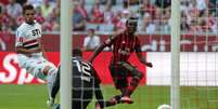 <p>Kinsley Boateng chuta entre as pernas de Denis para marcar o único gol da partida</p>  Foto: AP