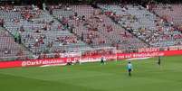 Ofensa ao lateral Douglas na Allianz Arena acabou virando motivo de piada nas redes sociais  Foto: Reprodução