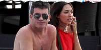 Simon Cowell em momento de descanso em St. Barts ao lado da socialite Lauren Silverman, em 2012  Foto: US Weekly / Reprodução