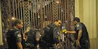 <p>Manifestantes invadiram a Câmara dos Vereadores, no centro do Rio, e atiraram pedras, bombas e tinta em direção à Polícia Militar, que os expulsou do prédio</p>  Foto: Fernando Frazão / Agência Brasil