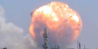 Frame de v&iacute;deo mostra grande bola de fogo emergindo de dep&oacute;sito de muni&ccedil;&otilde;es em Homs  Foto: AFP