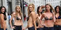 <p>Modelos circulam em Londres usando jeans e sutiã</p>  Foto: Getty Images 