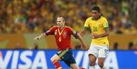 Paulinho já marcou Iniesta e provou que sabe parar grandes nomes do futebol internacional  Foto: Getty Images 