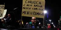 Em São Paulo, manifestante carrega cartaz com mensagem de apoio a protestos no Rio de Janeiro  Foto: Alice Vergueiro / Futura Press