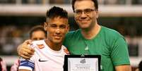 No último ano, Mauro recebeu homenagem do Santos - e de Neymar - pela morte de seu pai, Joelmir  Foto: Guilherme Dionízio / Gazeta Press