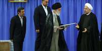 Aiatolá Ali Khamenei (C) entrega a carta de referência ao novo presidente Hassan Rowhani (D)  Foto: EFE