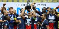 <p>Capit&atilde;o Thiago Silva levanta Supercopa da Fran&ccedil;a para o PSG</p>  Foto: AFP