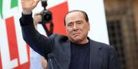 Berlusconi discursou visivelmente emocionado com a presença dos milhares de partidários  Foto: EFE