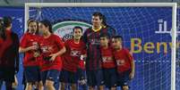 Lionel Messi posa com crianças   Foto: Reuters