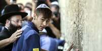 <p>Postura de Neymar no Tour da Paz do Barcelona por Israel agradou a cúpula dirigente do Barça</p>  Foto: Reuters