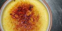 <p>O creme brûlée tradicional traz creme inglês e foi popularizado pelos franceses</p>  Foto: Danielle Barg / Terra