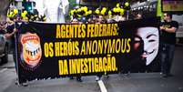 Policiais federais levam 'elefante branco' inflável a protesto nas ruas do centro do Rio de Janeiro  Foto: Reynaldo Vasconcelos / Futura Press