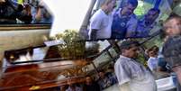 <p>Familiares e policiais militares velam os corpos das cinco pessoas mortas em uma casa na Brasil&acirc;ndia, em S&atilde;o Paulo</p>  Foto: Fernando Borges / Terra