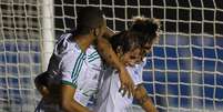 <p>Henrique é abraçado após fazer o segundo e decisivo gol do jogo</p>  Foto: Marcello Zambrana/ Inovafoto / Gazeta Press