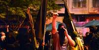 <p>Manifestantes dos grupos Black Blocs e Anonymous fazem protesto, em 7 de agosto </p>  Foto: Daniel Ramalho / Terra