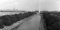 Visão panorâmica das 200 mil pessoas reunidas no Lincoln Memorial, em Washington DC, em 28 de agosto de 1963, para o histórico discurso de Martin Luther Ling  Foto: Kurt Severin / Getty Images 