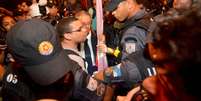 <p>Manifestantes discutem com PMs após desocupação da Assembleia do Rio de Janeiro</p>  Foto: Marcello Dias / Futura Press