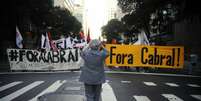 <p>Em foto do início do mês, manifestantes pedem a saída do governador fluminense Sergio Cabral</p>  Foto: Fernando Frazão / Agência Brasil