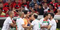 <p>De cabeça, goleiro Lauro empatou para Portuguesa contra Flamengo</p>  Foto: Francisco Stuckert / Agência Lance