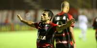 Maxi Biancucchi, artilheiro do Campeonato Brasileiro, abriu o placar para o Vitória no primeiro tempo  Foto: Erick Salles / Photocamera