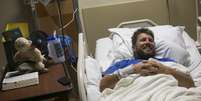 Erik Norrie conversa com repórteres em sua cama em hospital de Tampa, no dia 6 de agosto  Foto: AP