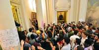 Grupo que ocupa a Câmara faz votação durante protesto  Foto: Daniel Ramalho / Terra