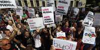 Com cartazes, bandeiras de arco-íris e cantando slogans como "Amo a Rússia. Odeio a Homofobia", os manifestantes pediam uma mudança na política russa  Foto: Reuters