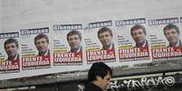 Homem passa em frente a cartazes eleitorais em uma rua de Buenos Aires neste sábado  Foto: EFE