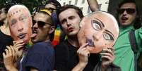 Protesto em Londres contou com máscaras representando o presidente russo Vladimir Putin  Foto: Reuters