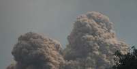 <p>O vulc&atilde;o do Monte Rokatenda expele nuvens de fuma&ccedil;a na ilha de Palue, na Indon&eacute;sia</p>  Foto: AP
