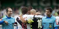 Duelo entre Coritiba e Vasco viu o encontro entre os veteranos Juninho Pernambucano e Alex  Foto: Felipe Gabriel / Agência Lance