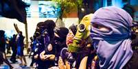 <p>Mascarados, manifestantes marcham por ruas do centro do Rio de Janeiro</p>  Foto: Reynaldo Vasconcelos / Futura Press