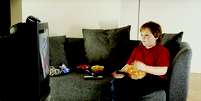 <p>Estudo levantou que a maioria das crianças fica mais tempo em frente a TV do que em atividade</p>  Foto: Getty Images 